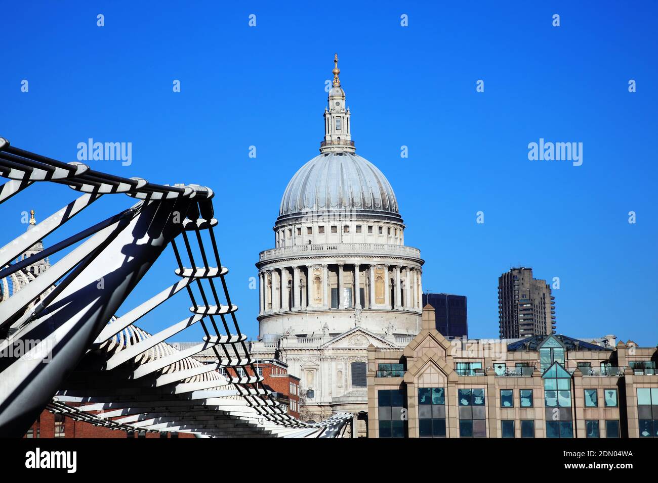 Cattedrale di St Paul e Millennium Bridge a Londra, Inghilterra Regno Unito sul Tamigi, che sono destinazioni di viaggio popolari landmar attrazione turistica Foto Stock