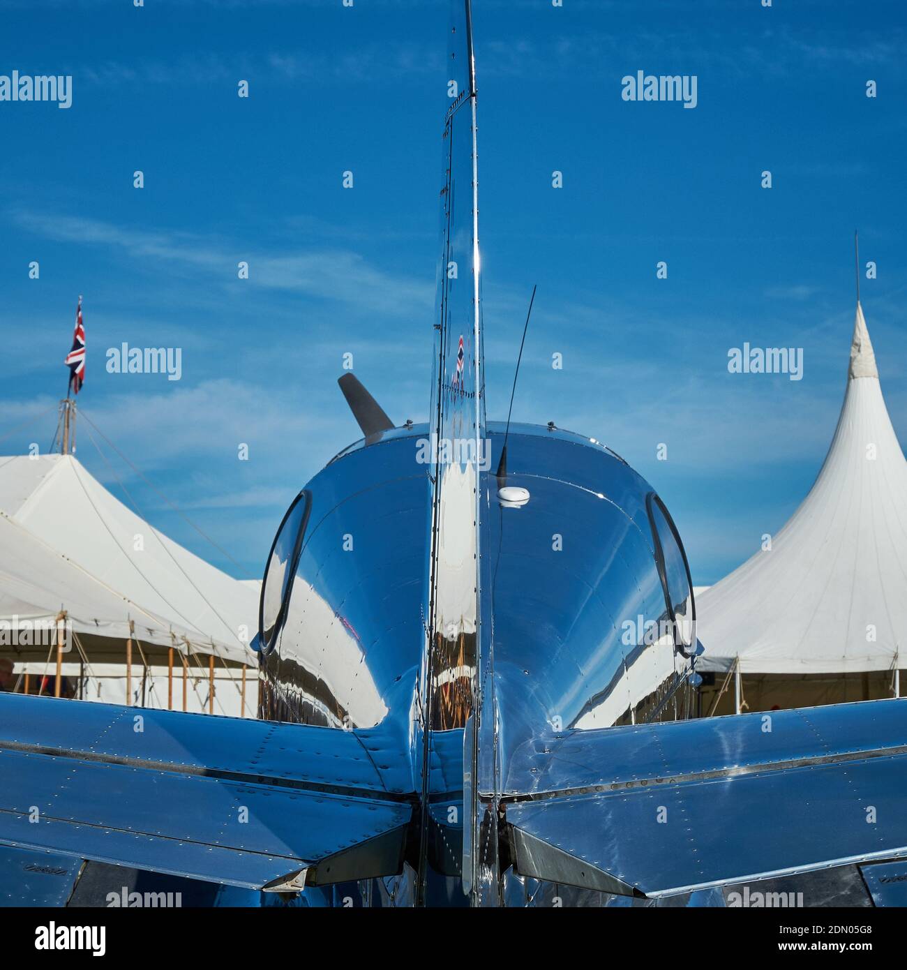 Gli aeromobili vintage Globe GC-1 Swift altamente lucidati riflettono i dintorni dell'aeroporto, Goodwood Revival 2019 Foto Stock