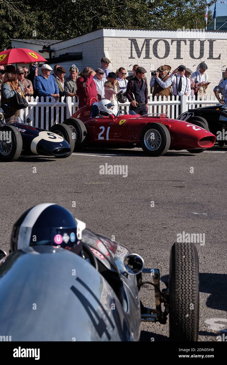 Le auto da corsa vintage di Formula uno aspettano nel paddock a. Goodwood Revival 2019 Foto Stock