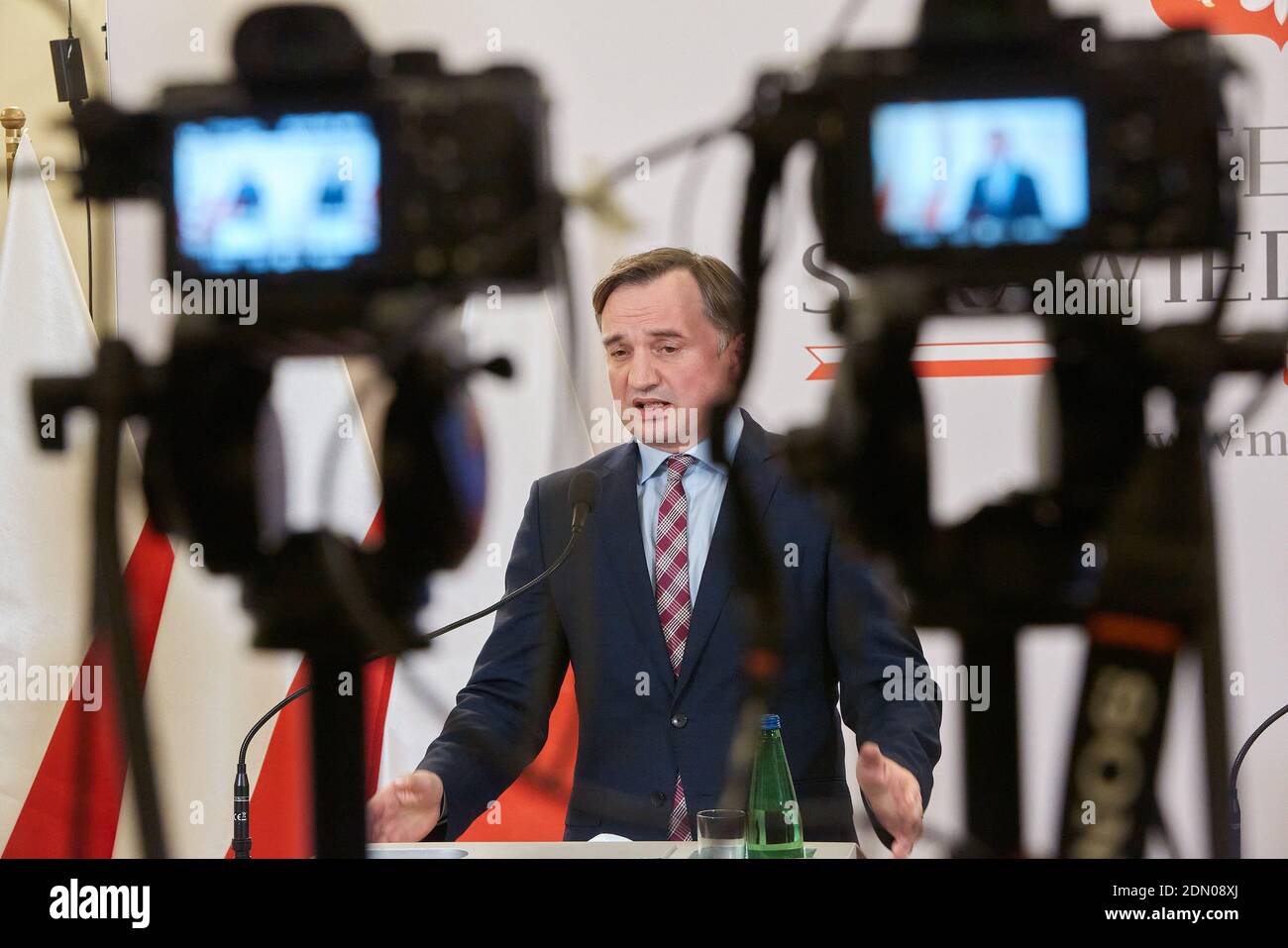 Varsavia, Mazoviano, Polonia. 17 Dicembre 2020. Conferenza stampa del Ministero della Giustizia sulla legge sulla protezione della libertà di parola sul Internet.in la foto: ZBIGNIEW ZIOBRO Credit: Hubert Mathis/ZUMA Wire/Alamy Live News Foto Stock