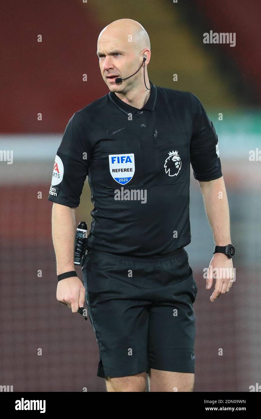 Arbitro Anthony Taylor durante il gioco Foto Stock