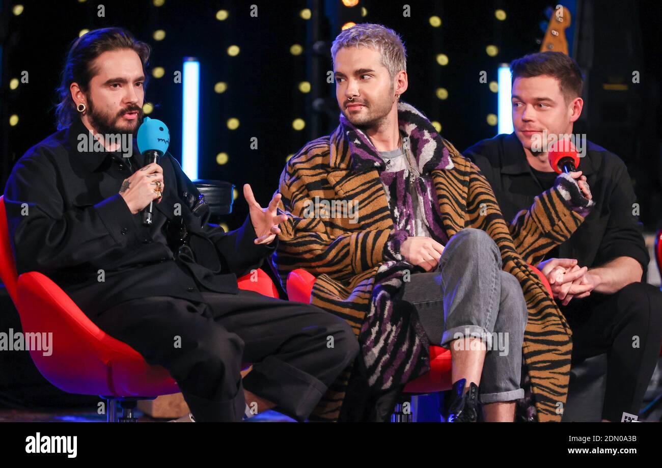 Halle, Germania. 16 Dic 2020. La band Tokio Hotel (l-r: Tom e Bill Kaulitz, così come Georg Listing) si siede su un palco durante lo show radiofonico 'amici del 2020' della stazione MDR Sputnik. Lo spettacolo, un mix di talk show e musica dal vivo, era già il quarto del suo genere. La stazione trasmette l'evento in diretta sulla radio e un flusso video sulla rete. Credit: Jan Woitas/dpa-Zentralbild/dpa/Alamy Live News Foto Stock