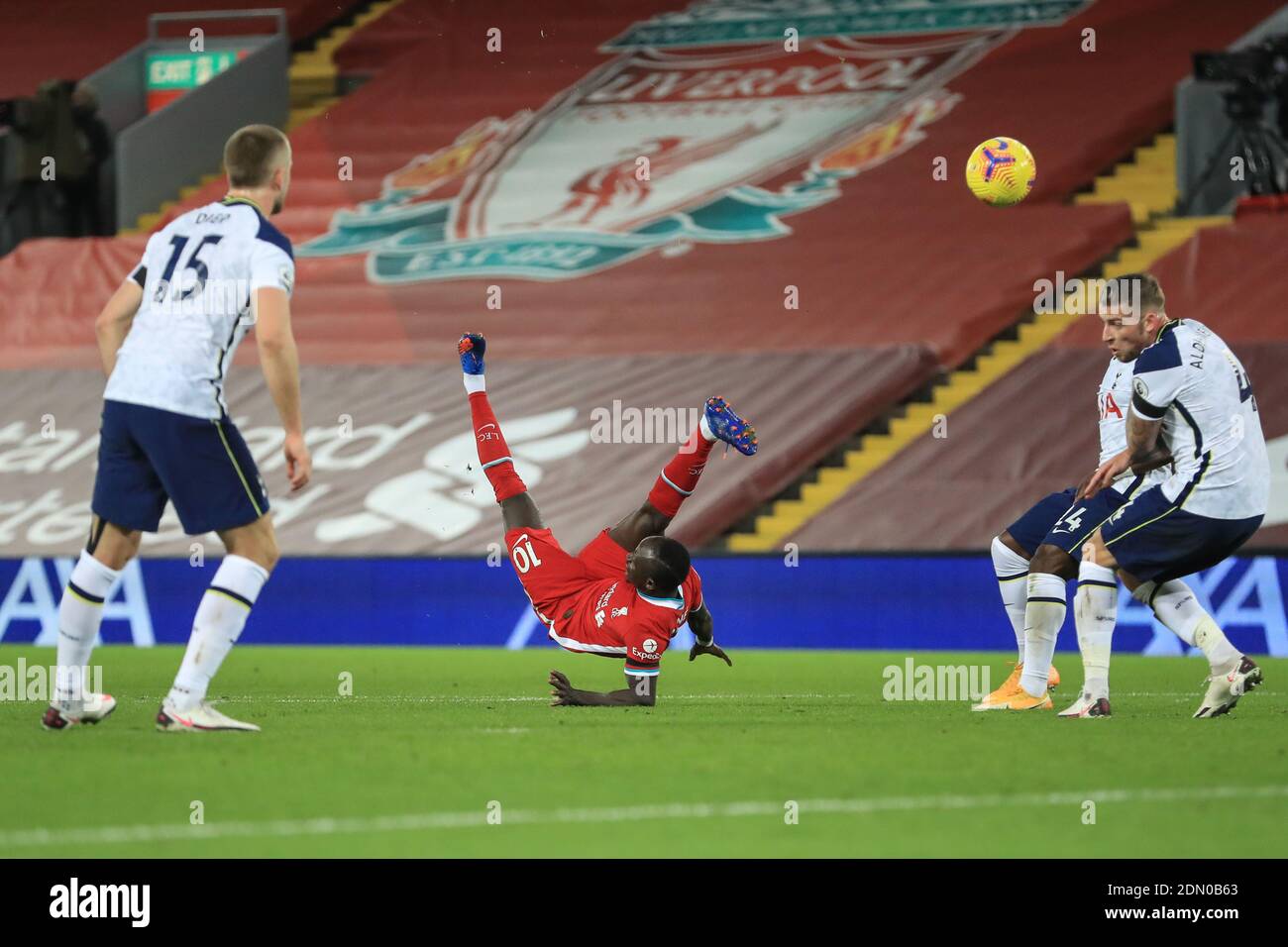 Sadio Mane n° 10 di Liverpool con un calcio di testa sul gol, salvato da Hugo Lloris n° 1 di Tottenham Hotspur Foto Stock