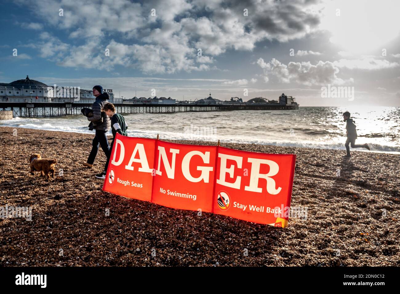 Brighton, 17 dicembre 2020: Questa mattina sulla spiaggia di Brighton erano presenti cartelli di pericolo per scoraggiare chiunque dall'andare in mare Foto Stock