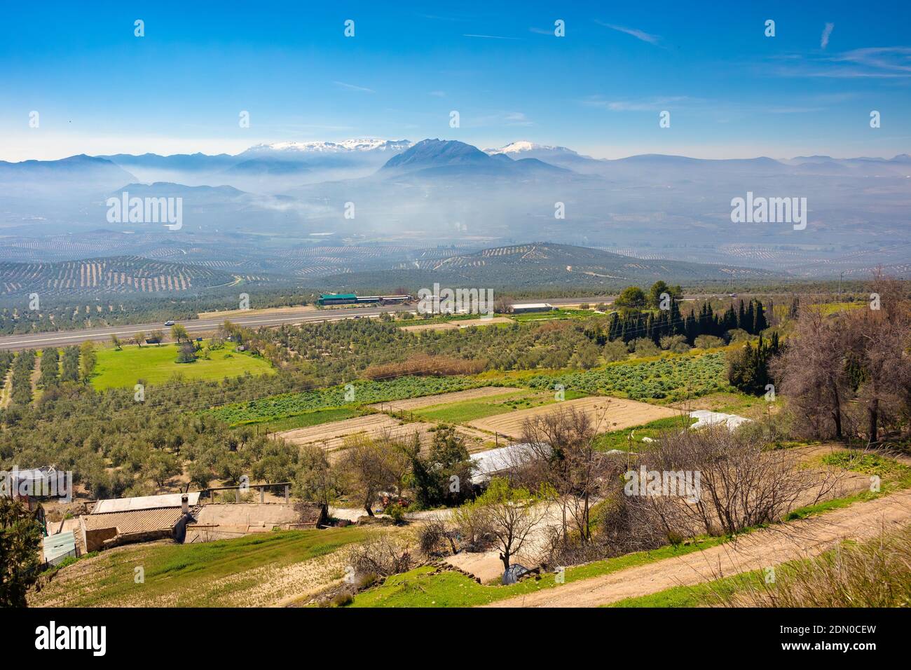 Vista panoramica della Sierra Nevada dal Paseo de la Muralla de Baeza, Andalusia, Spagna Foto Stock