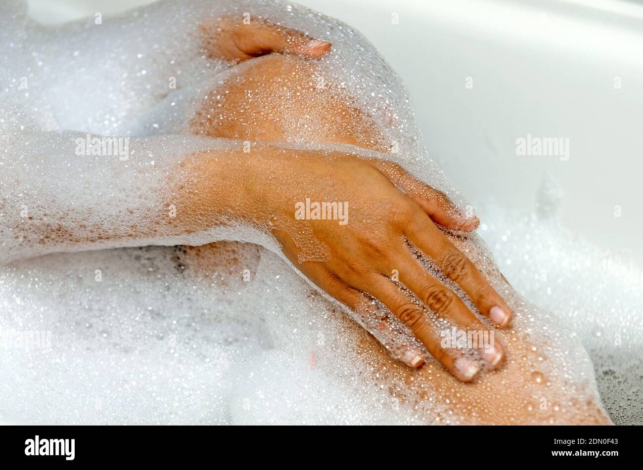 Sezione mediana della donna nella vasca da bagno Foto stock - Alamy