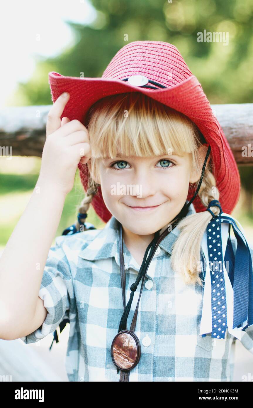 Ragazza cowboy. Bambina in vestito cowboy sul ranch Foto stock - Alamy