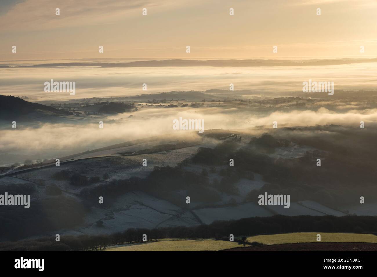 Nebbia mattutina nelle Black Mountains del Galles del Sud. Foto Stock