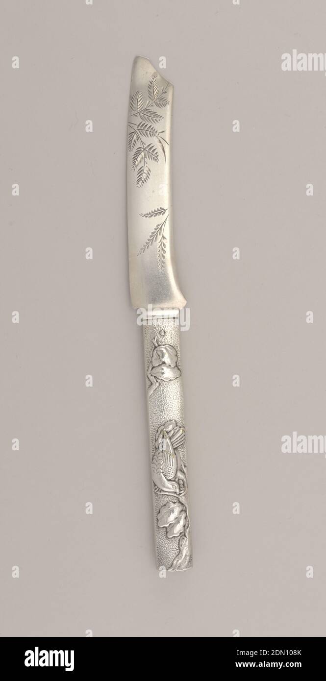 Coltello, argento fuso e argentato, coltello in forma di spada giapponese; manico con superficie chiazzata, un lato decorato con una colomba e un albero con foglie; l'altro lato raffigura il pesce. Lama piatta, curva, incisa con decorazione a fogliame stilizzato, ca. 1880, posate, arti decorative, coltello Foto Stock