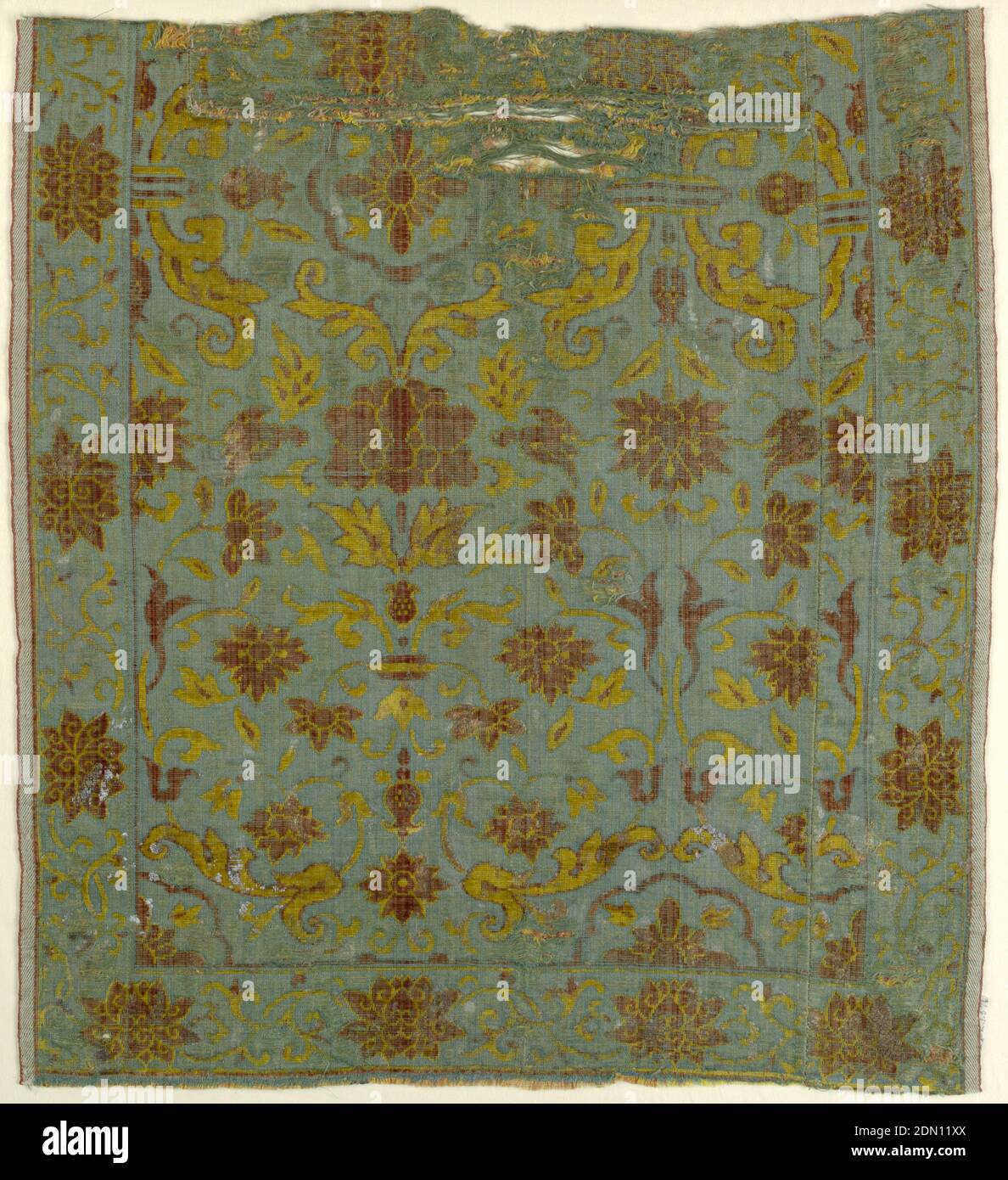 Fragment, Medium: Silk tecnica: Ordito supplementare che forma il palo rialzato (velluto), giallo e marrone motivi floreali e scroll su sfondo blu., Selvage su entrambi i lati ma pezzo è cucito al centro., Cina, XVII-XVIII secolo, tessuti tessuti, frammento Foto Stock