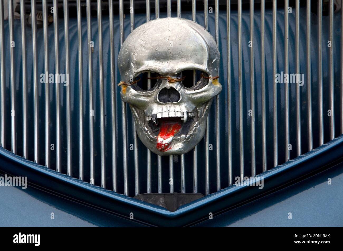 Cranio umano Cary con lingua rossa sulla griglia frontale dell'auto Orizzontale Foto Stock