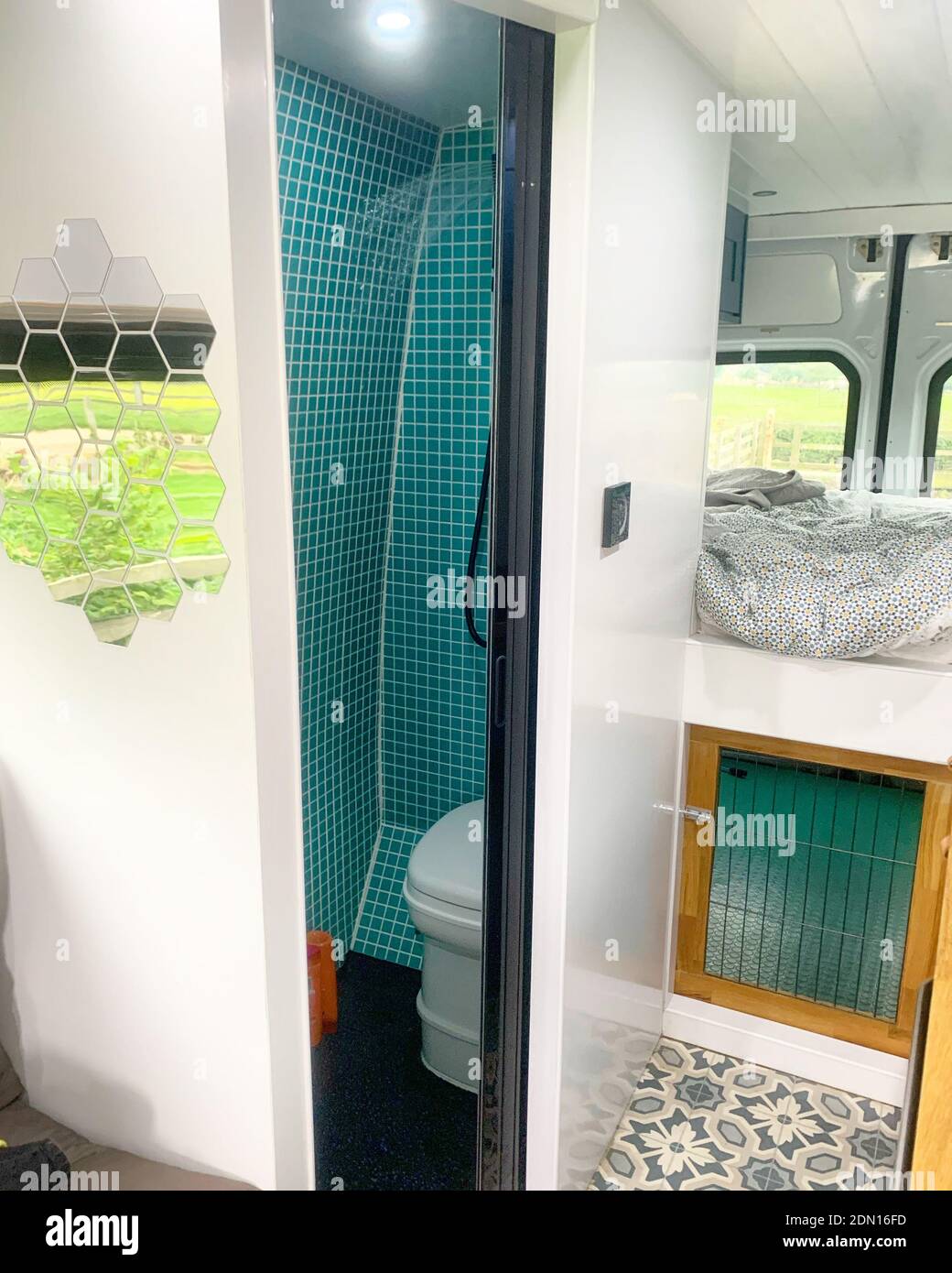 Il furgone ha anche una doccia e un bagno incorporati. EAST YORKSHIRE, Regno Unito: QUESTA COPPIA ha speso £23K trasformando un FURGONE nel loro PROPRIO HOTEL portatile - bu Foto Stock