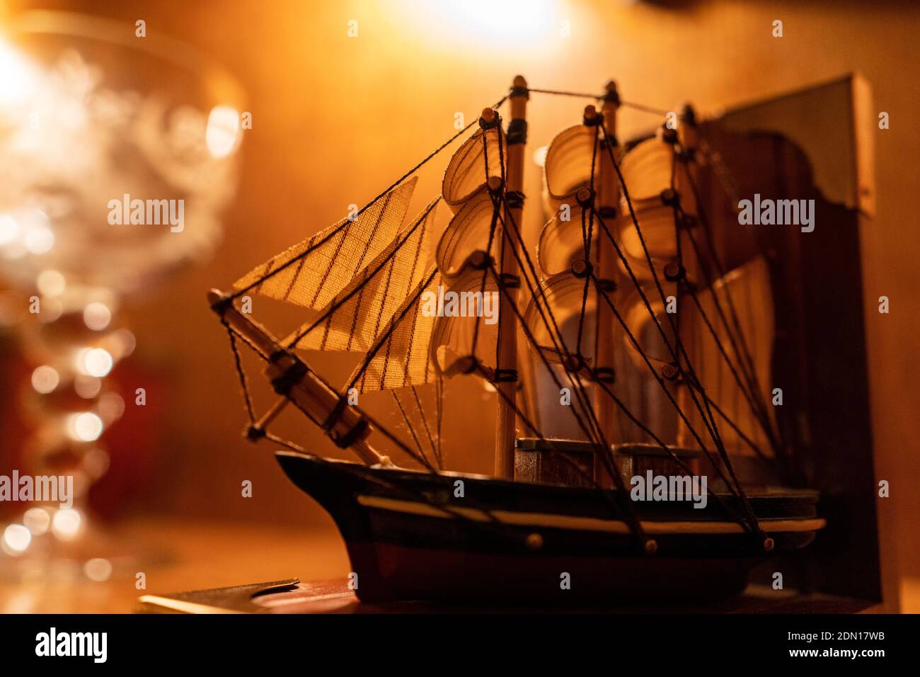 Un colpo di fuoco selettivo di una piccola nave giocattolo Foto Stock