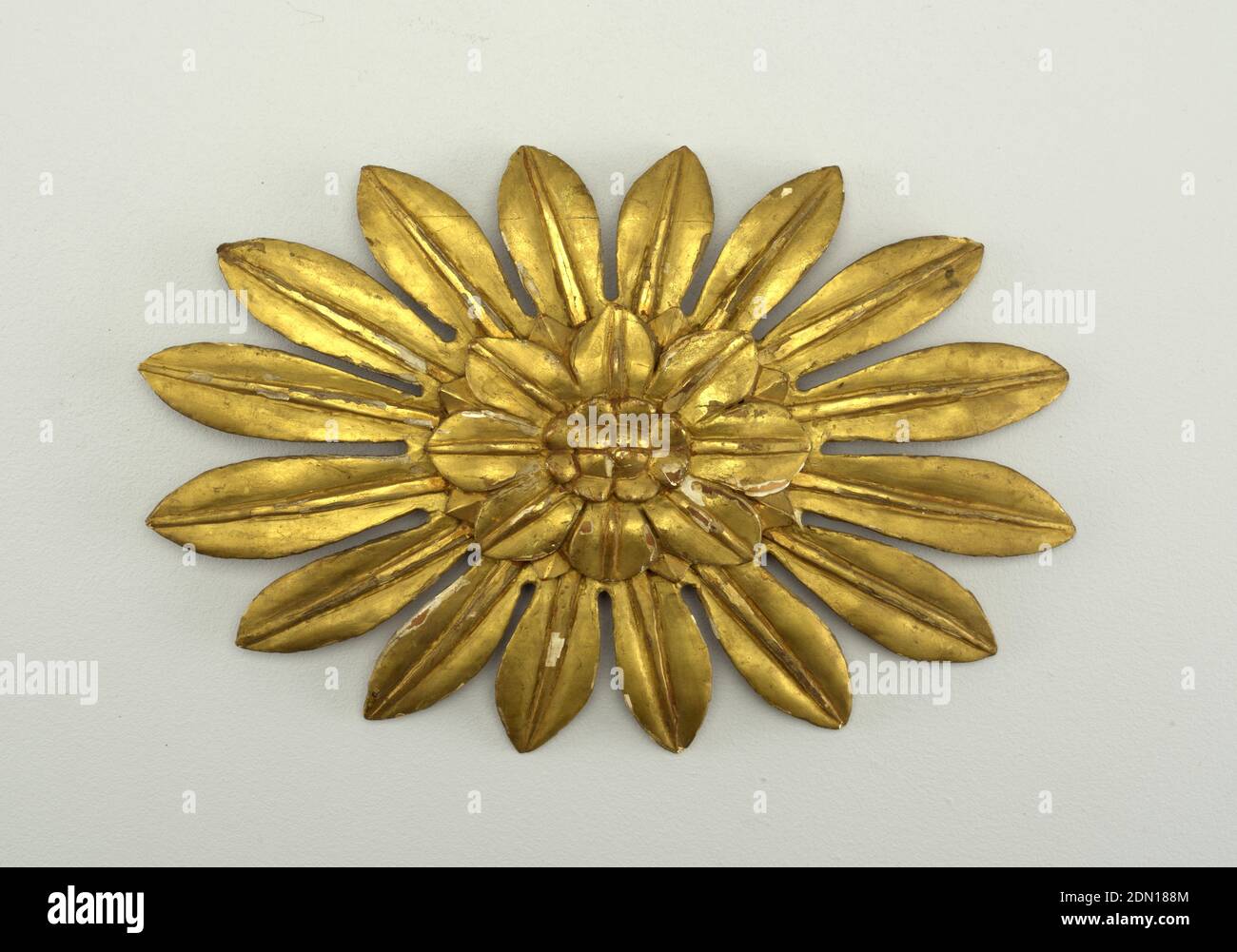 Scultura, legno, dorata, ovale, con fogliame sovrapposto, ca. 1810, Arti decorative, Carving Foto Stock