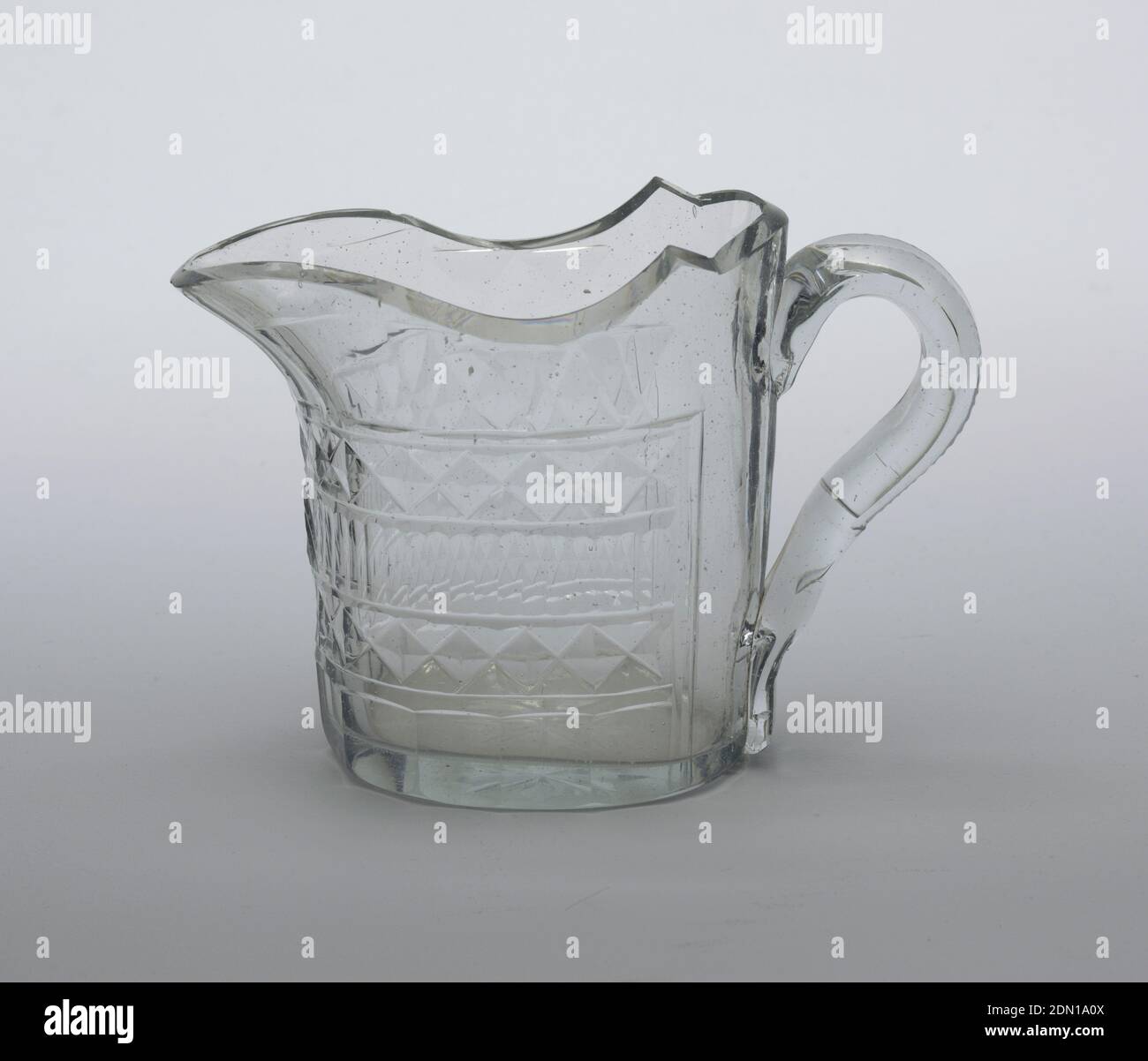 Caraffa, vetro, corpo ovale stretto-laterale con labbro sagomato, beccuccio versante, intagliato loop handlesides tagliato con faccia di salice sotto labbro, poi fasce di diamanti, flauto verticale, diamanti e larghi flauti; una stella sul fondo; vetro frizzante, bluastro, Europa, ca. 1800–10, vetreria, arti decorative, caraffa Foto Stock
