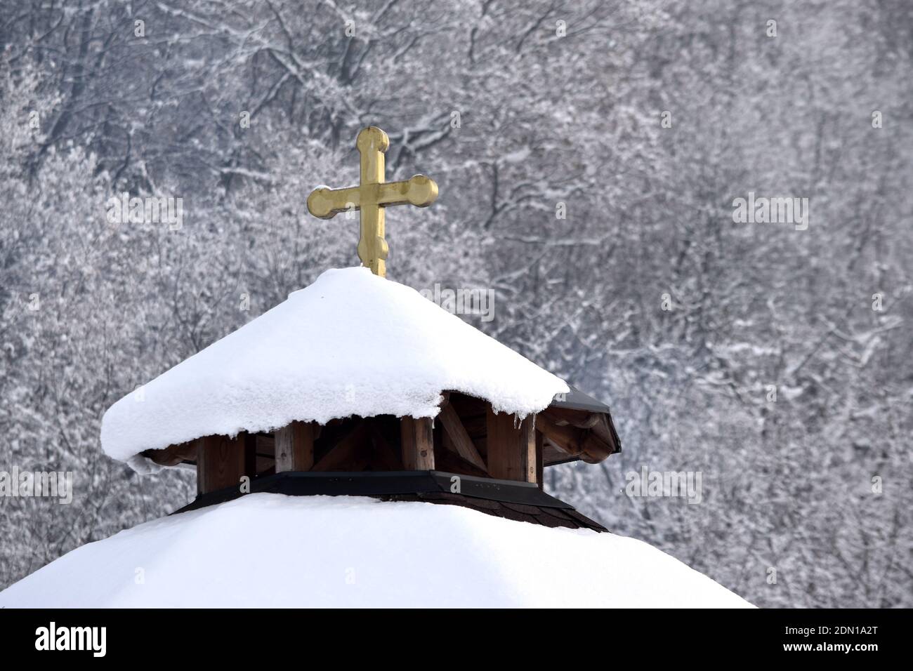 Croce d'oro e neve d'inverno in Ungheria Foto Stock