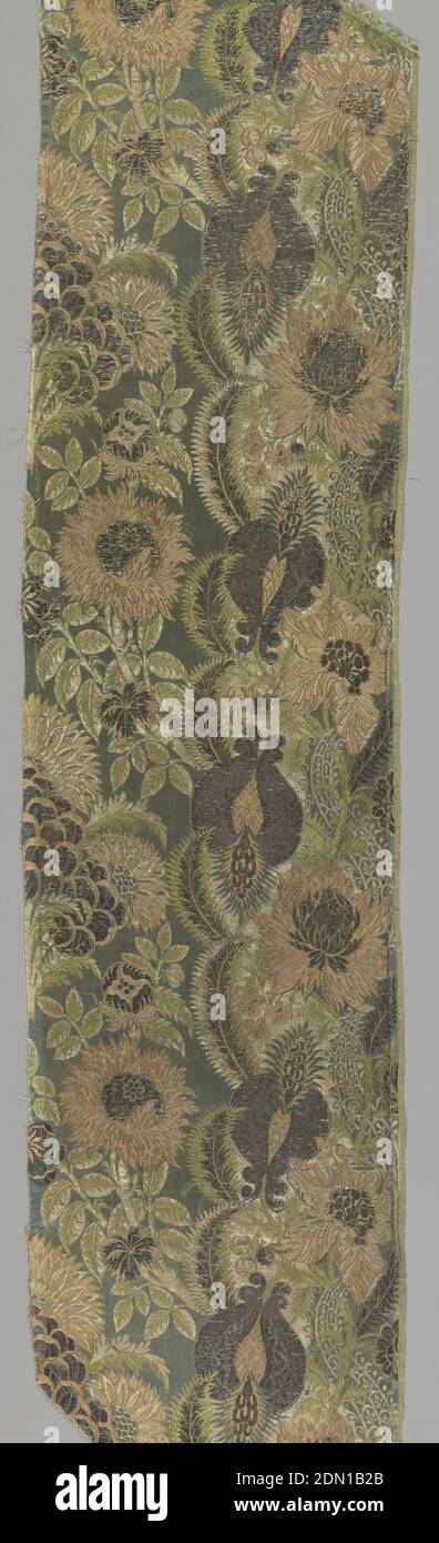 Tessuto, medio: Seta, lamina d'argento su anima di seta tecnica: Tessitura satinata composta con brocadatura, raso verde-blu con file verticali di grandi palmetette floreali simmetriche tra colonne di palettes più piccole, teste di fiori grandi, foglie di piuma, pizzo a serpentina, in argento, rosa, giallo, bianco e verde., Italia o Francia, 1700–1750, tessuti tessuti, tessile Foto Stock