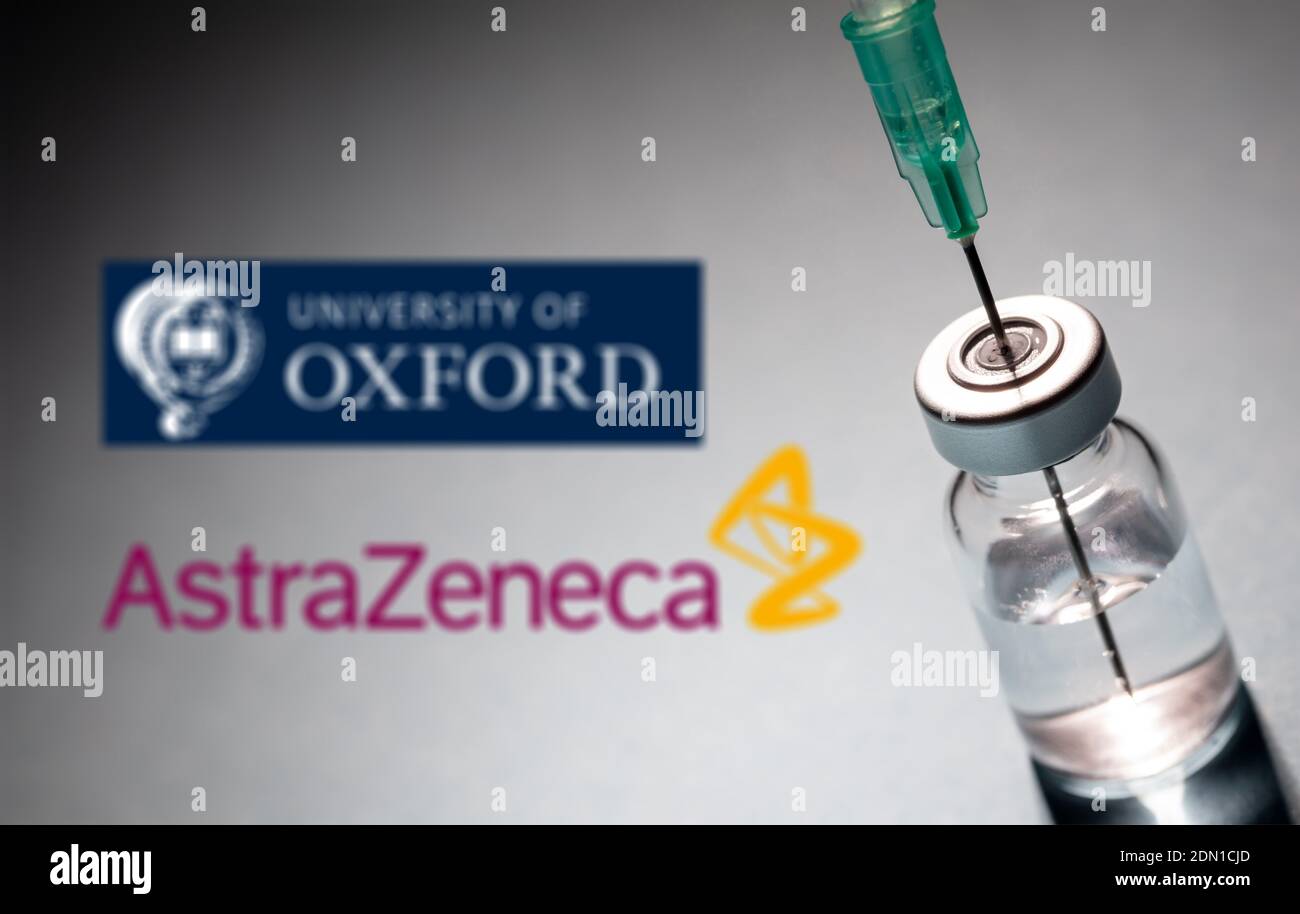 Atene, Grecia. 17 dicembre 2020. Logo del vaccino Oxford AstraZeneca su sfondo grigio. Covid19 flaconcino e siringa di vaccino, Coronavirus Immunization conc Foto Stock