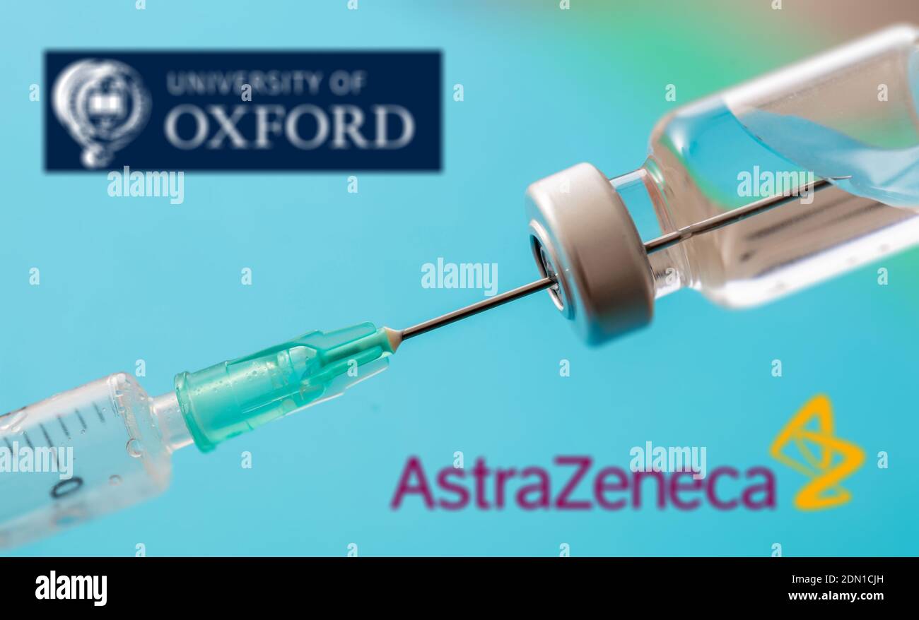 Atene, Grecia. 17 dicembre 2020. Logo del vaccino AstraZeneca Oxford su sfondo blu. Covid19 flaconcino e siringa di vaccino, Coronavirus Immunization conc Foto Stock