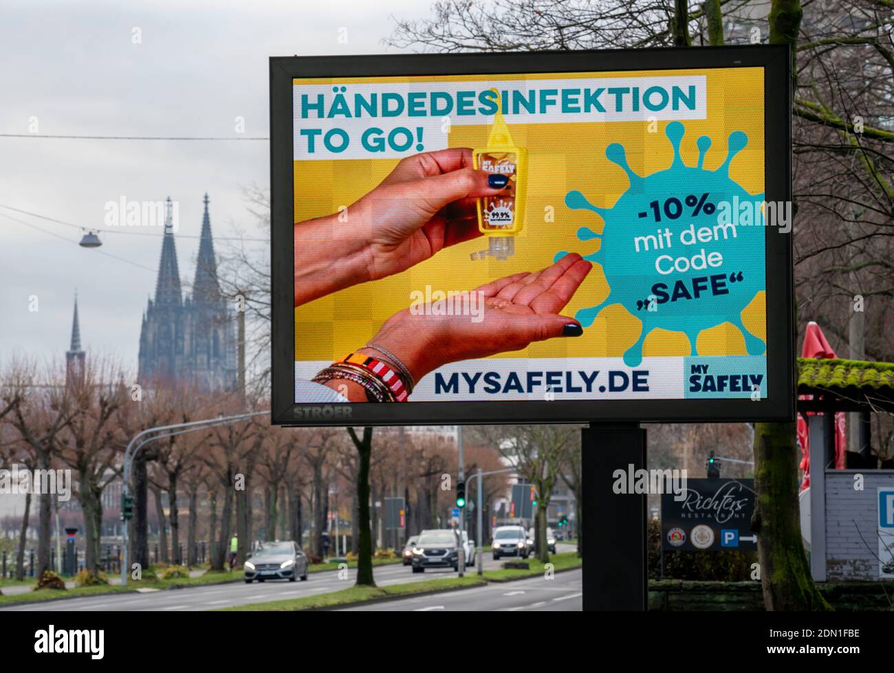 Cartellone a LED, con pubblicità digitale per disinfettante per le mani, su Konrad-Adenauer-Ufer a Colonia, NRW, Germania, Foto Stock