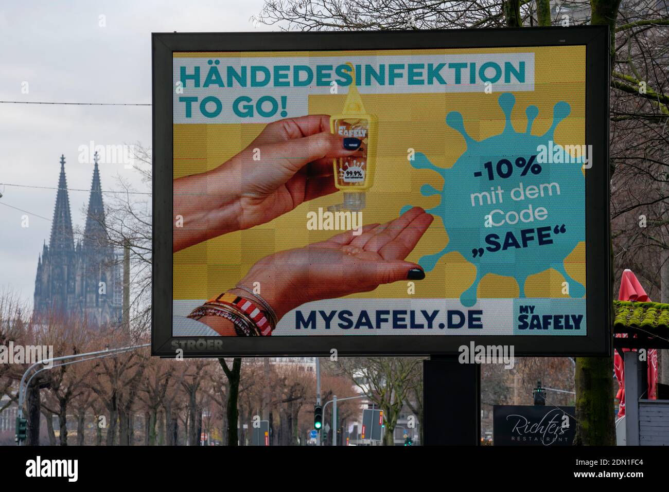 Cartellone a LED, con pubblicità digitale per disinfettante per le mani, su Konrad-Adenauer-Ufer a Colonia, NRW, Germania, Foto Stock