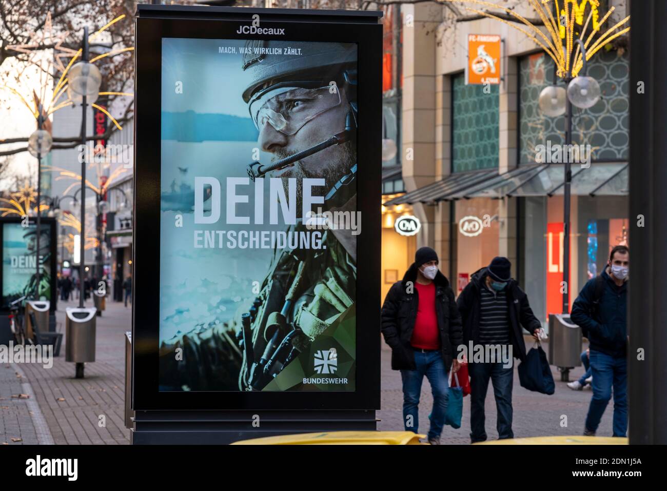Espositori pubblicitari, su Schildergasse, centro città, personale pubblicitario per la Bundeswehr, Colonia, NRW, Germania Foto Stock