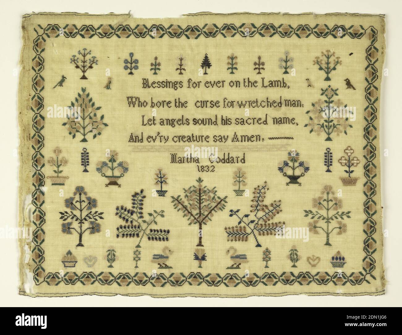 Campionatore, Martha Goddard, americano, Medio: Ricamo di seta su fondazione di lana tecnica: Ricamato in punti a croce contata e satin su fondazione di tessitura piana, un versetto e iscrizione al centro, circondato da alberi, alberi fioriti, uccelli e animali, con un bordo di vite fragola. Il versetto dice:, benedizione per sempre sull'Agnello, che ha portato la maledizione per l'uomo miserabile, che gli angeli suonino il suo nome sacro, e ev'ry creatura dire Amen, USA, 1832, ricamo & cucito, Sampler Foto Stock