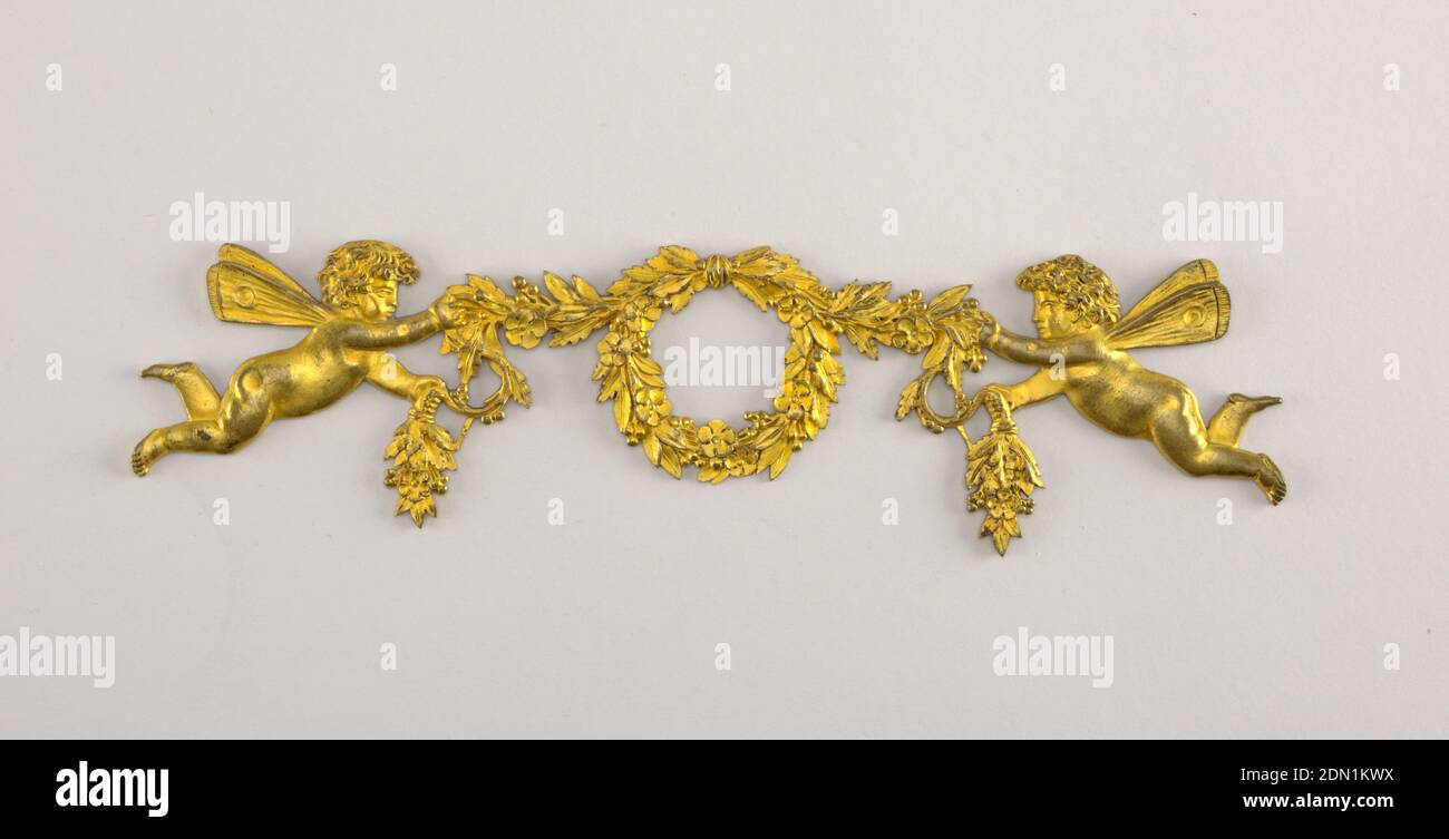 Supporto per mobili, bronzo dorato, corona tra cherubini in stile impero francese., Francia, 19 ° secolo, metallo, Arti decorative, montaggio per mobili Foto Stock