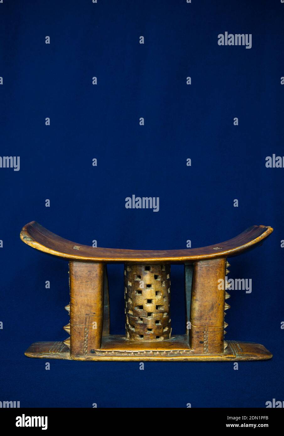 Old Baole Chief's Traditional Stool, una suddivisione ivoriana del gruppo etnico Akan. Abidjan, Costa d'Avorio, Costa d'Avorio. Acquistato 1992 in Cote d Foto Stock