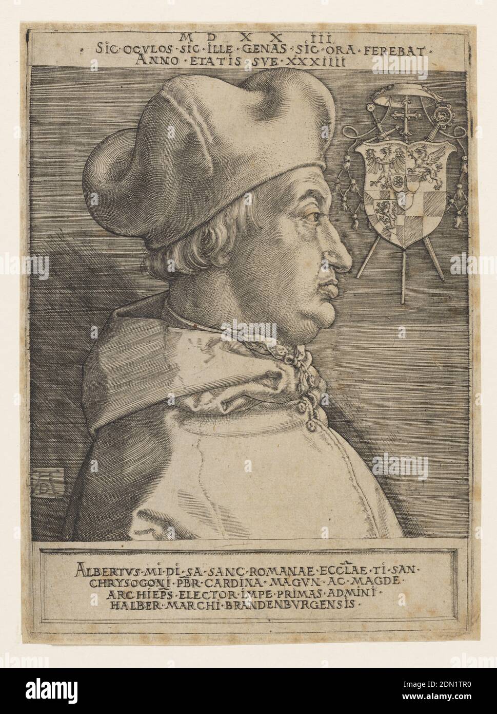 Albrecht di Brandeburgo, Arcivescovo di Magonza, Albrecht Dürer, tedesco, 1471–1528, incisione su carta lapidata; verso: Grafite, ritratto in formato verticale del Cardinale Alberto di Brandeburgo, Elettore e Arcivescovado di Magonza dal 1514-1545 e Arcivescovo di Magdeburgo dal 1513-1545. Vista dal busto della figura mostrata in profilo rivolto verso sinistra, con abbigliamento cardinale. In alto a destra, lo stemma del soggetto, sormontato dal cappello e dagli emblemi cardinali. Testo stampato ai margini superiore e inferiore contenuto all'interno di linee di cornice nere. Verso: Schizzi in grafite., Germania, 1523, ritratti, Stampa Foto Stock