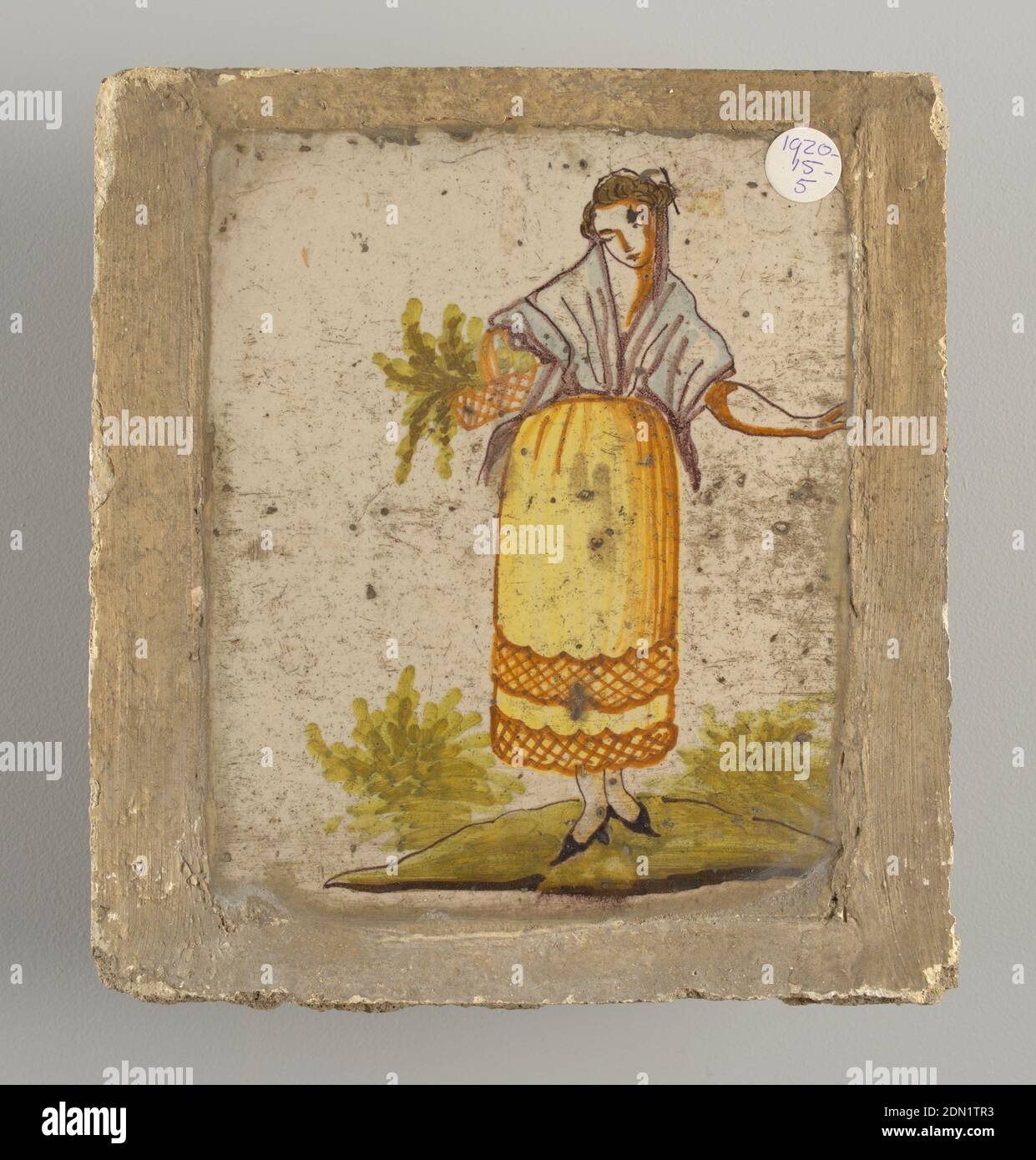 Piastrelle, Earthenware, smaltato e decorato fuoco alto, Donna in camicia gialla e scialle bianco che porta un cesto con verdi sul braccio destro., Alcora, Spagna, fine del 18-inizio del 19 ° secolo, piastrelle, Arti decorative, Tile Foto Stock