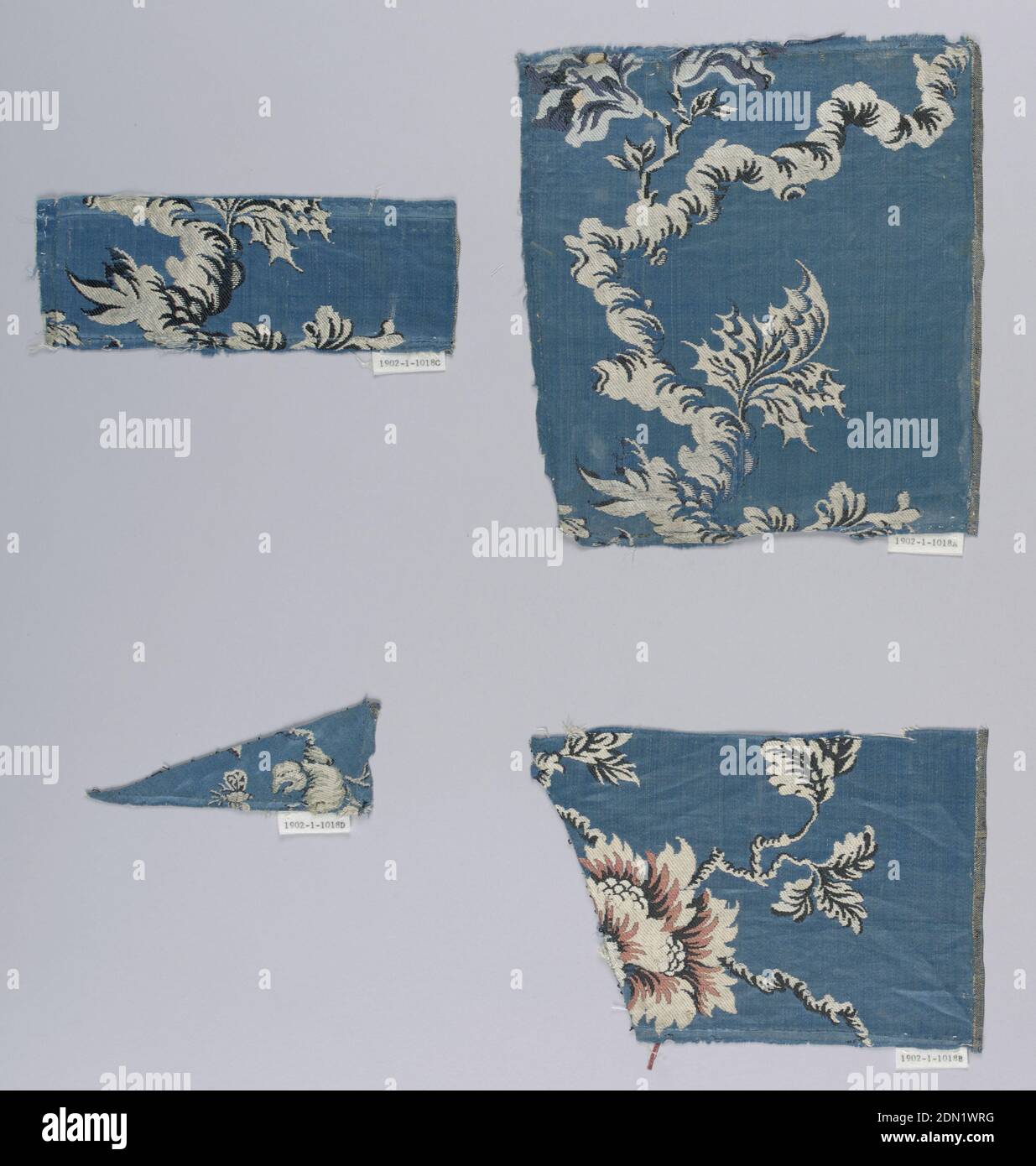 Frammenti, mezzo: Seta tecnica: Tessuto, fiori bianchi su terra blu., 18 ° secolo, tessuti tessuti, frammenti Foto Stock