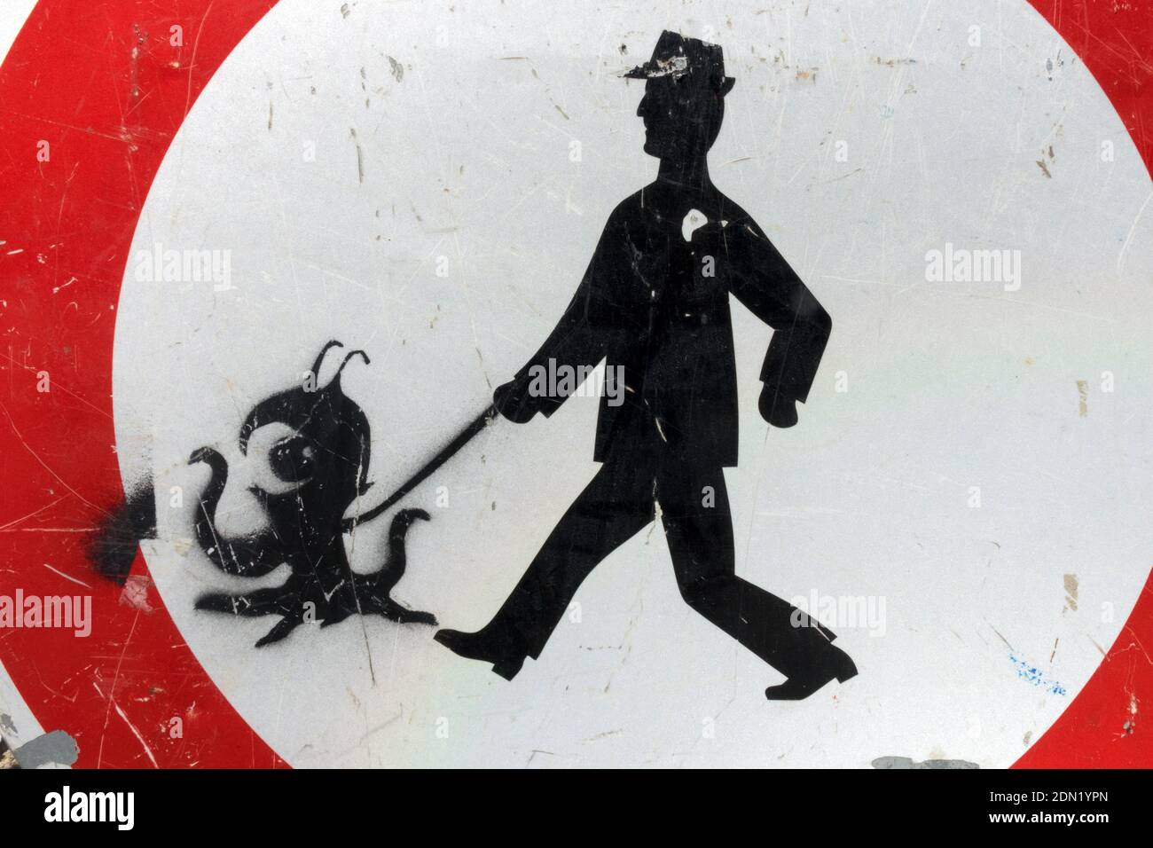 Stencil Street art graffiti polpo, uomo che cammina sul cartello stradale Foto Stock