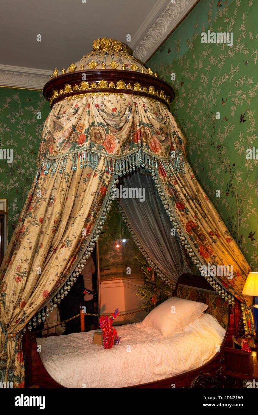 Regno Unito, Inghilterra, Derbyshire, Edensor, Chatsworth House Guest Bedroom a Natale, terre lontane, letto a baldacchino Foto Stock