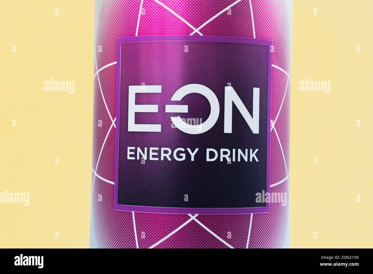 Tyumen, Russia-10 dicembre 2020: Lattine di alluminio del logo EON Energy drink. Società svizzera Global Functional Drinks AG Foto Stock