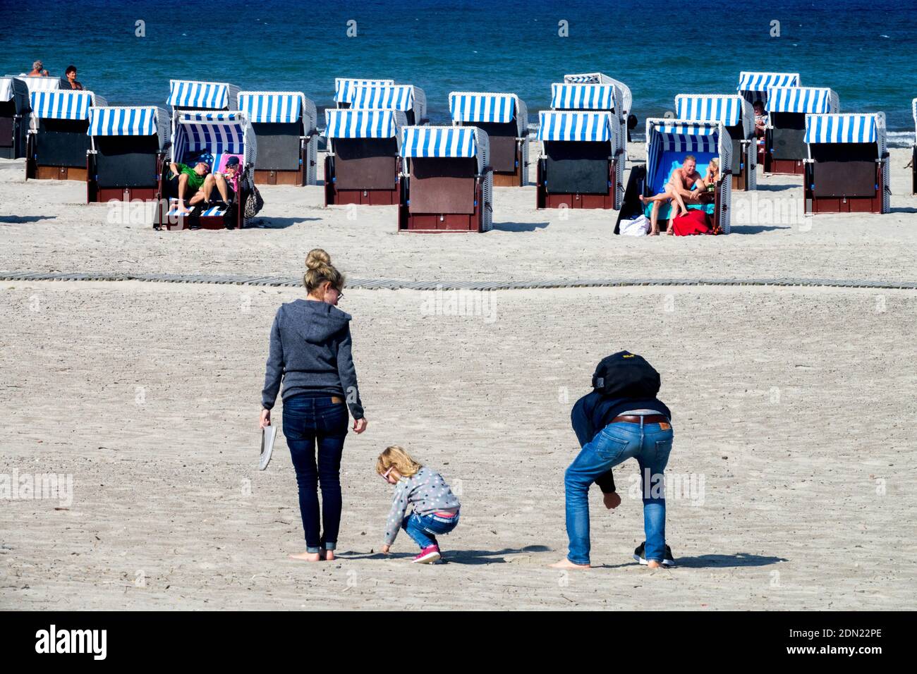 Famiglia sulla spiaggia raccogliere conchiglie Germania Mar Baltico Foto Stock