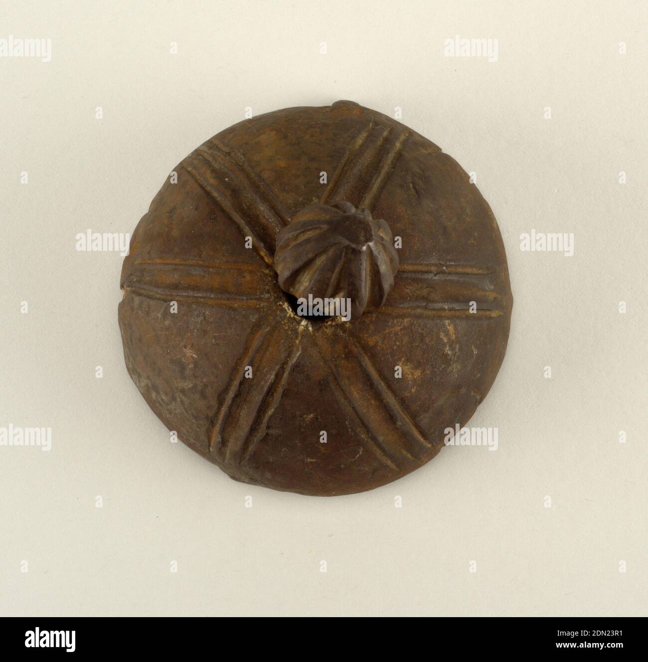 Borchia e chiodo decorativi, ferro battuto, boss emisferico diviso in sei sezioni triangolari da linee accoppiate che delimitano stretti canali lavorati. Chiodo ha testa a forma di fungo adrooned su un gambo quadrato., Spagna, 15 ° secolo, metallurgia, Arti decorative, boss porta decorativa e chiodo Foto Stock