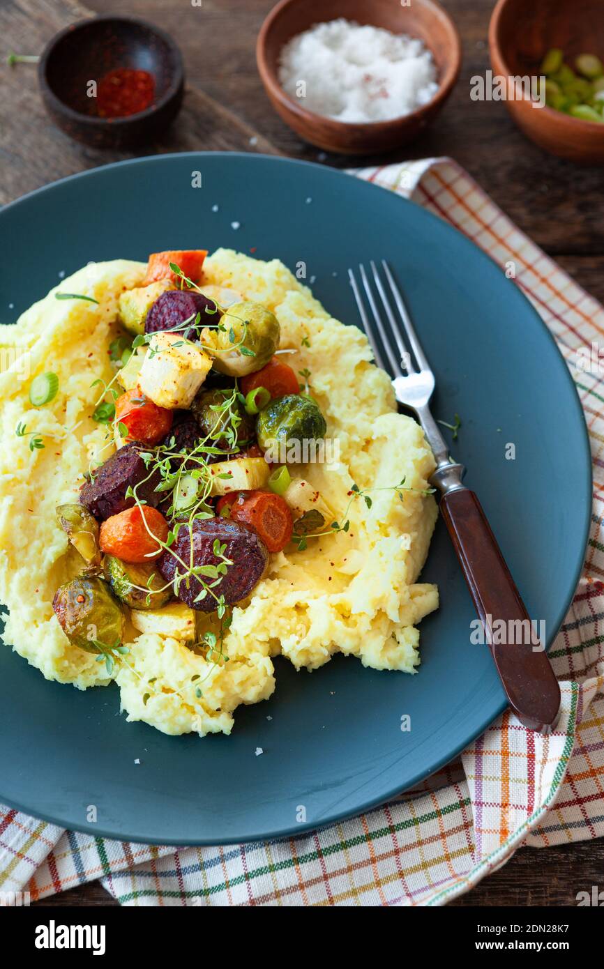 Verdure invernali arrostite al forno con erbe fresche e purè di patate Foto Stock