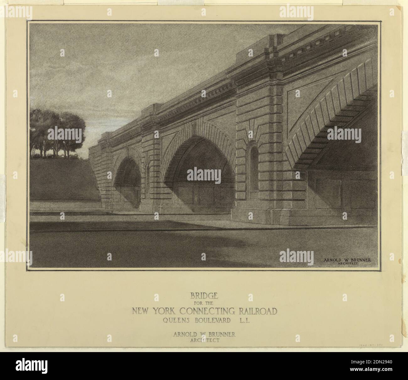 Ponte per la ferrovia di New York che collega, Queens Boulevard, Long Island, Graphite, penna e inchiostro nero, gesso bianco su carta, vista di un ponte di pietra da una prospettiva angolata. Alberi a sinistra., USA, 1910–20, architettura, disegno Foto Stock