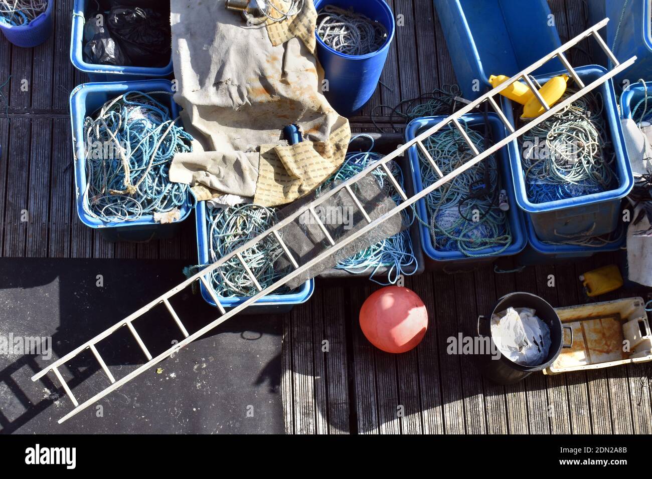 Vista dall'alto dell'attrezzatura da pesca con scala e reti da pesca organizzate su un molo di legno nel porto Foto Stock