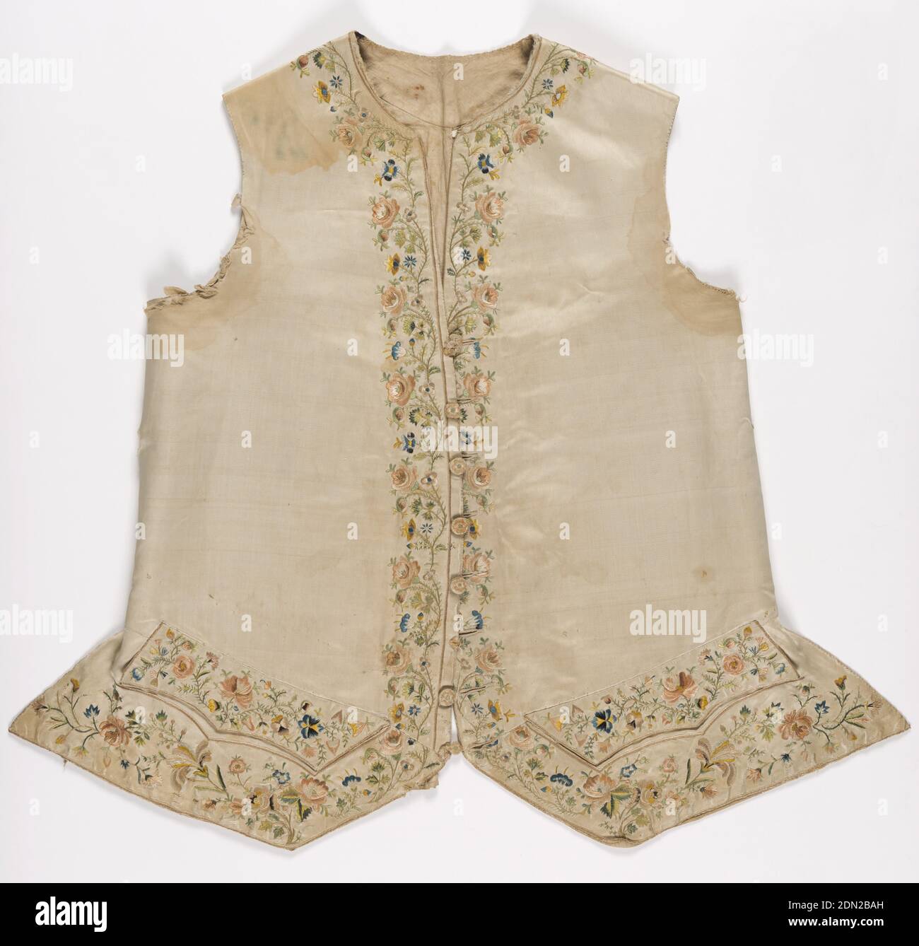 Gilet, Medium: Seta tecnica: Ricamato su tessitura satinata, gilet bianco dell'uomo ricamato con sete policromi in un disegno floreale. Blu e giallo sono particolarmente luminosi., Francia, 1751–1800, ricamo e cuciture, gilet Foto Stock