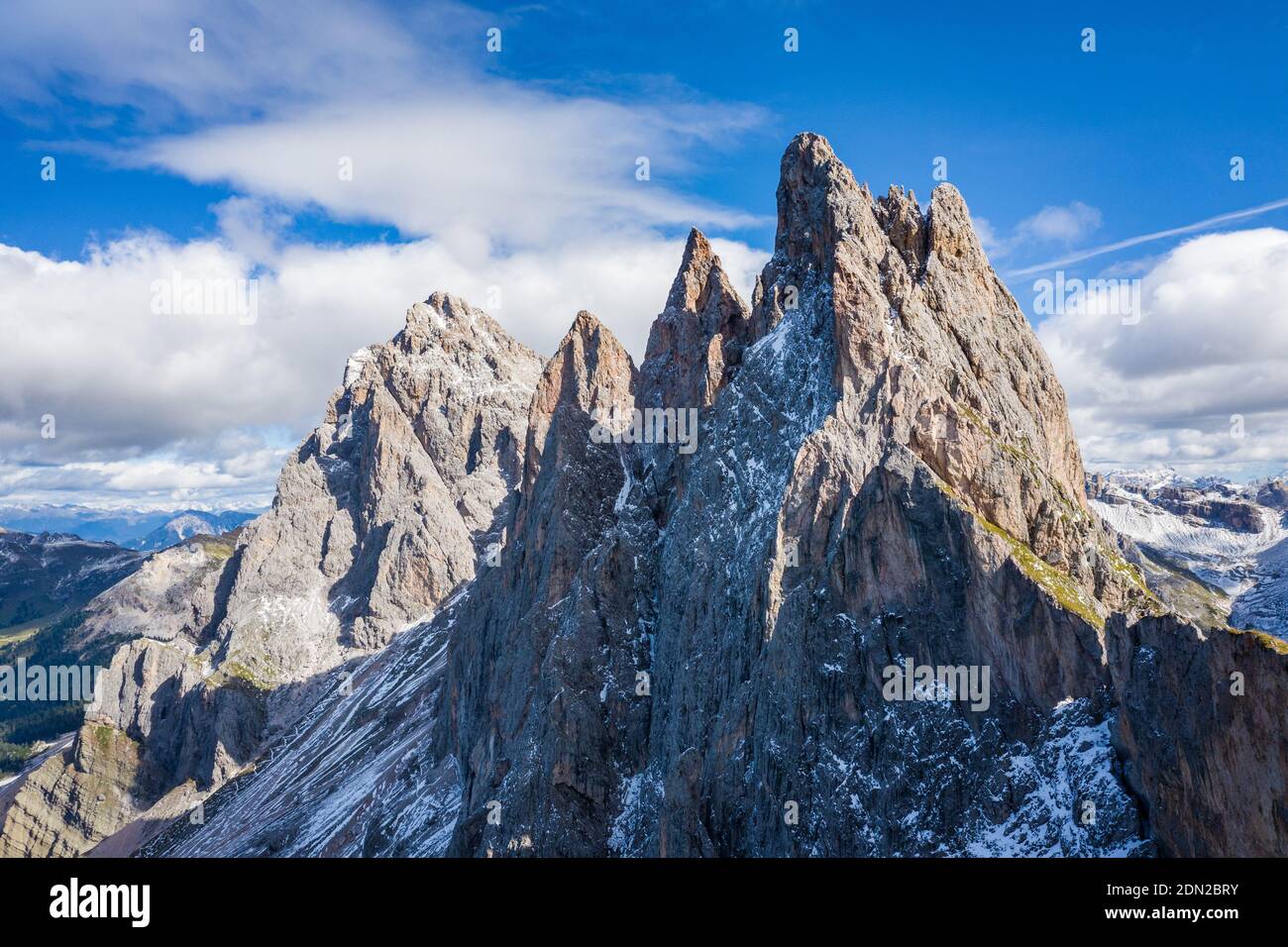 vista sulle cime della catena montuosa del gruppo geisler coperto di neve Foto Stock