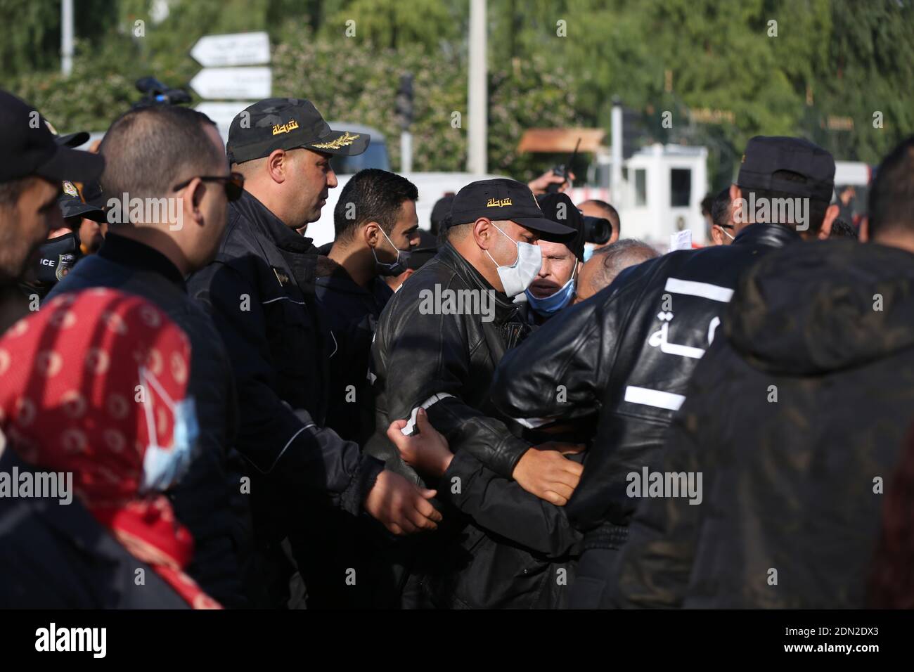 Tunisia. 17 Dicembre 2020. I manifestanti si sono riuniti davanti al Parlamento per chiedere la sua rimozione il 17 dicembre 2020 a Bardo, Tunisi, Tunisia. Dieci anni dall'inizio della rivoluzione tunisina, il 17 dicembre 2010, per terminare con la fuga dell'ex presidente tunisino Zine El Abidine ben Ali, il 14 gennaio 2011. (Foto di Mohamed KRIT/Sipa USA) Credit: Sipa USA/Alamy Live News Foto Stock