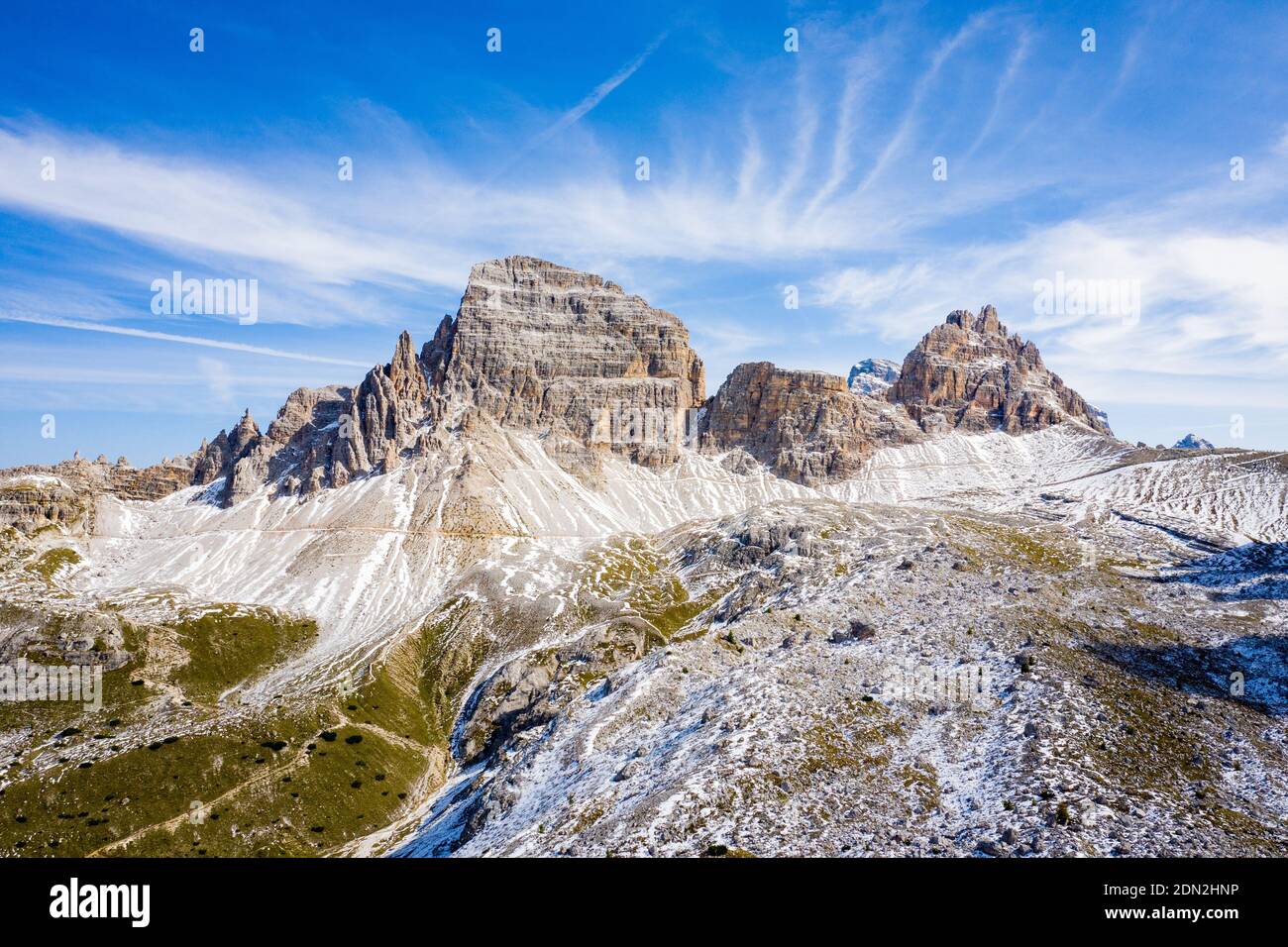 vista aerea sul monte paterno nelle dolomiti Foto Stock