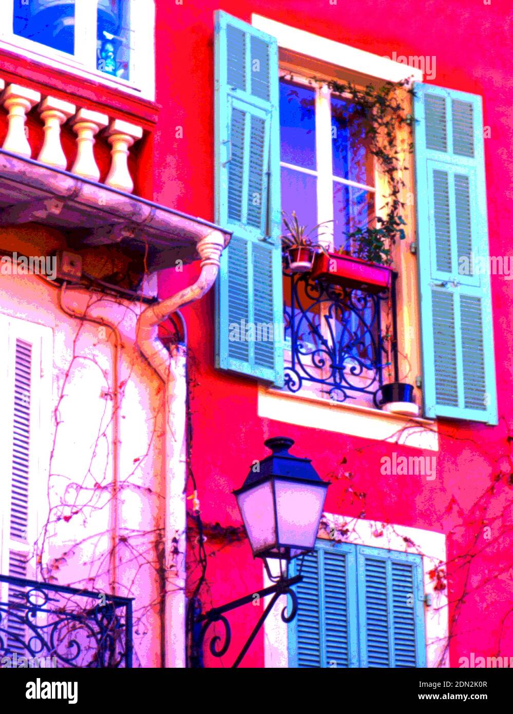 Finestre colorate nella città di Mentone nella Côte regione d'Azur della Francia Foto Stock