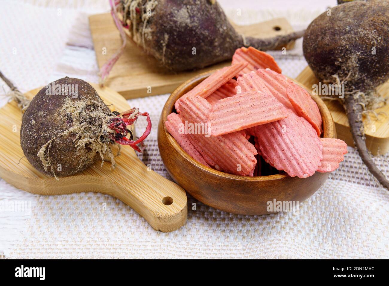 Ciotola di sana patatine di barbabietola a base di farina di ceci con semi di sesamo sul tavolo. Snack sano Foto Stock