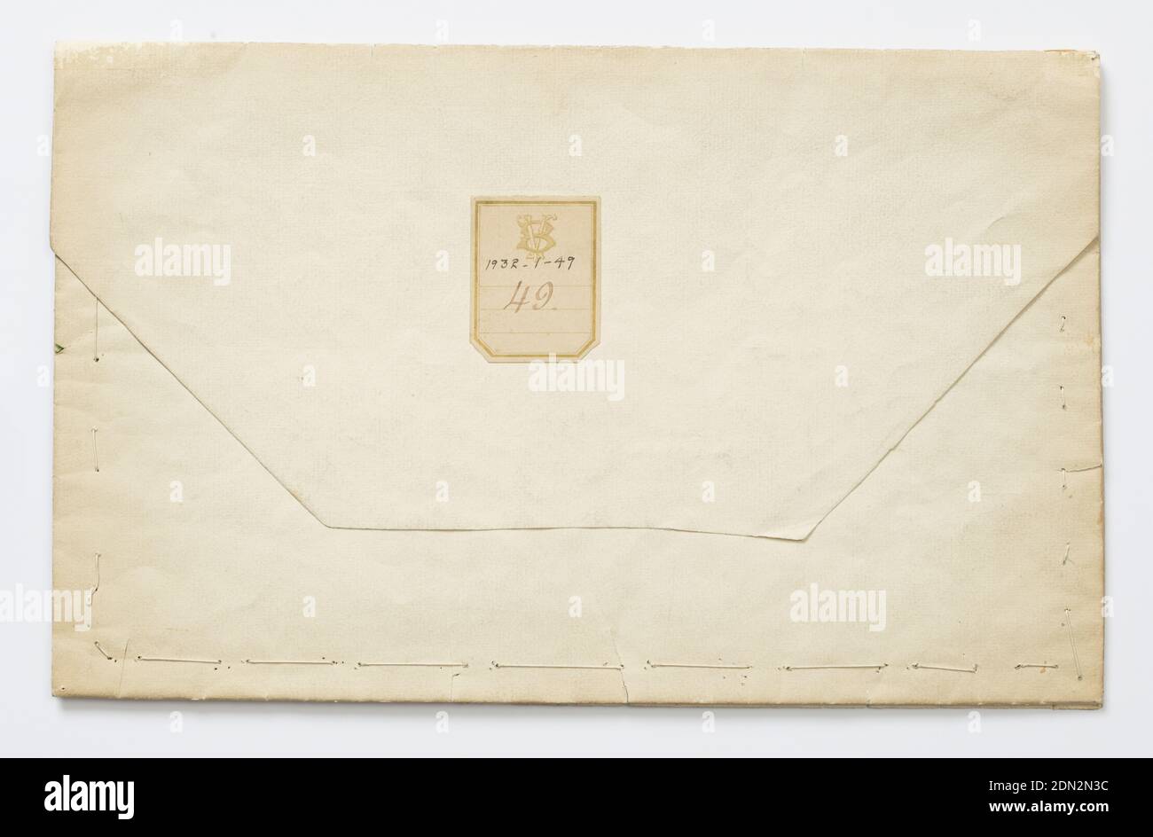 Campione di ricamo, Medio: Seta, argento e filo d'oro, vetro e carta tecnica: Ricamato su pelo di ordito supplementare (velluto) non tagliato, disegno floreale ricamato con filo d'argento e oro, paillettes e filo, e pezzetti di vetro su un terreno verde modellato., Francia, 1770–1810, ricamo e cucito, campione di ricamo Foto Stock