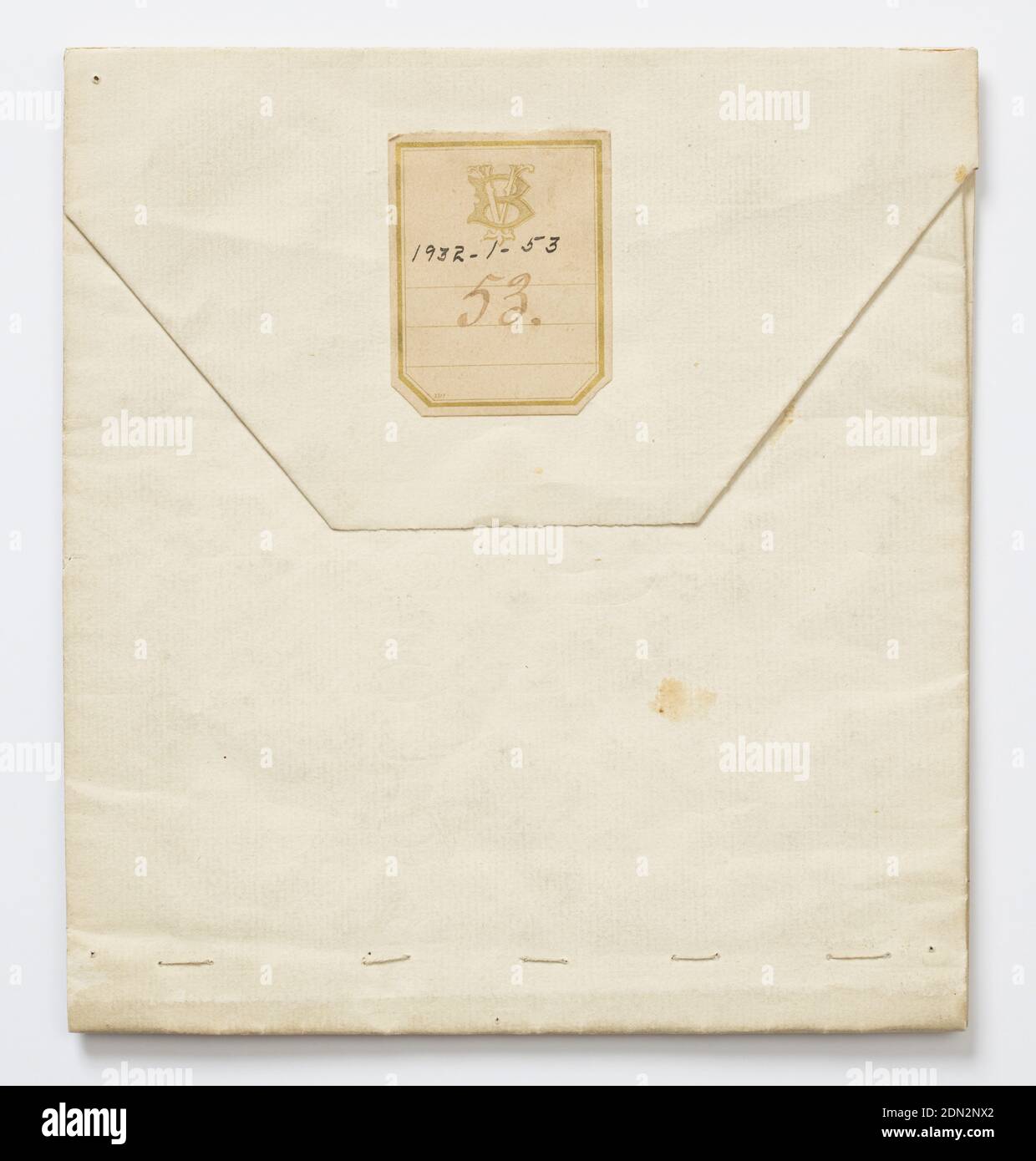 Esempio di ricamo, Medio: Seta, filo metallico, rete, vetro, carta tecnica: Ricamato e applicato su taffeta, disegno floreale ricamato con seta viola e bianca, vetro viola e trasparente, e applicazione a rete su sfondo di taffeta verde chiaro., Francia, fine XVIII-inizio XIX secolo, ricamo e cucitura, campione di ricamo Foto Stock