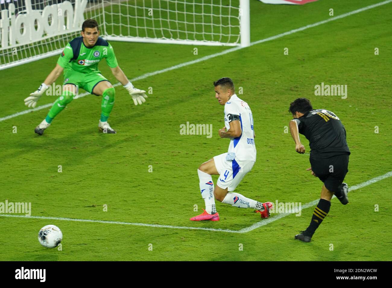 16 dicembre 2020, Orlando, Florida, USA, LAFC forward Carlos vela n. 10 fa un calcio verso l'obiettivo, ma è bloccato dal difensore di Cruz Azul Julio Dominguez n. 4 durante le finali del quarto CONCACAF. (Foto: Marty Jean-Louis) Foto Stock