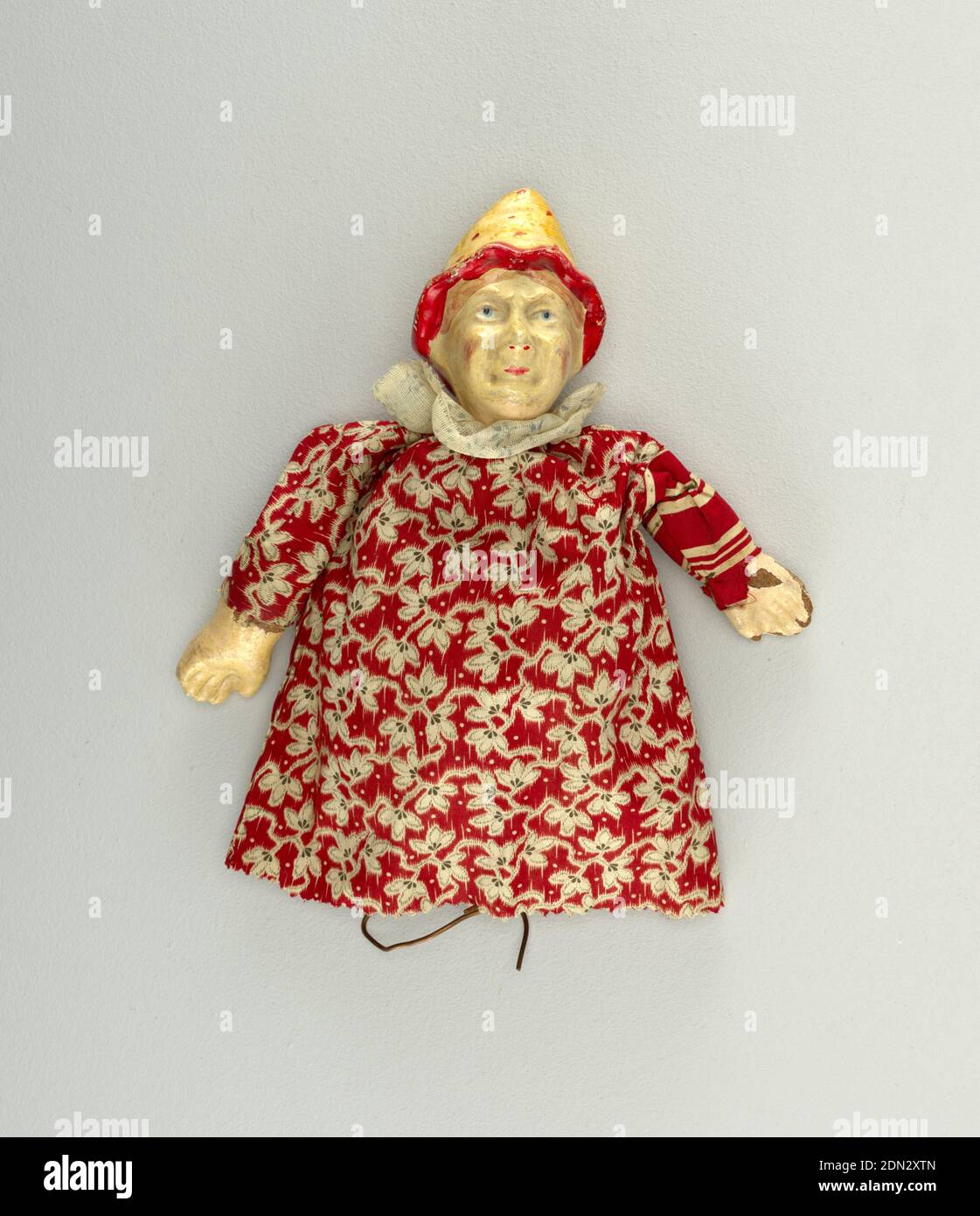 Burattino, papier-mâché verniciato, tessuto, cappello "sugarloaf" con punta di rosso. Camicia di cotone stampata con un disegno a foglia nera contro un campo rosso, con riserva bianca. Blue ruff., Germania, fine del 19 ° secolo, teatro, Arti decorative, Puppet Foto Stock